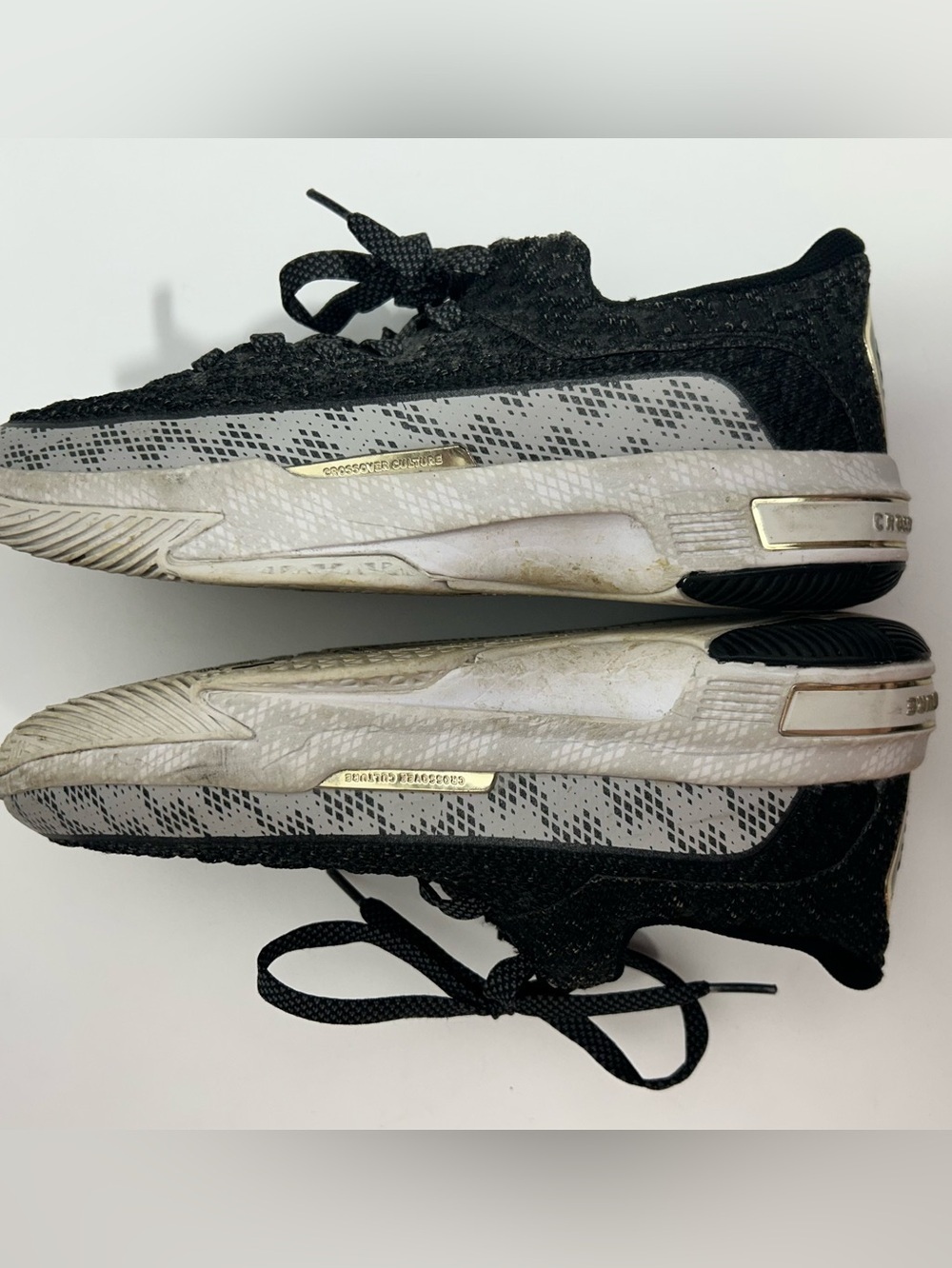 Youth Black Knit Lace-Up Sneakers with White Sole Gold Detailing Unisex Size 5 - Picture 8 of 10
